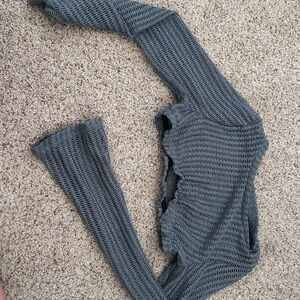 Gray cropped knitted top.